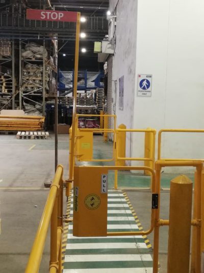 Industrial self-closing safety gates